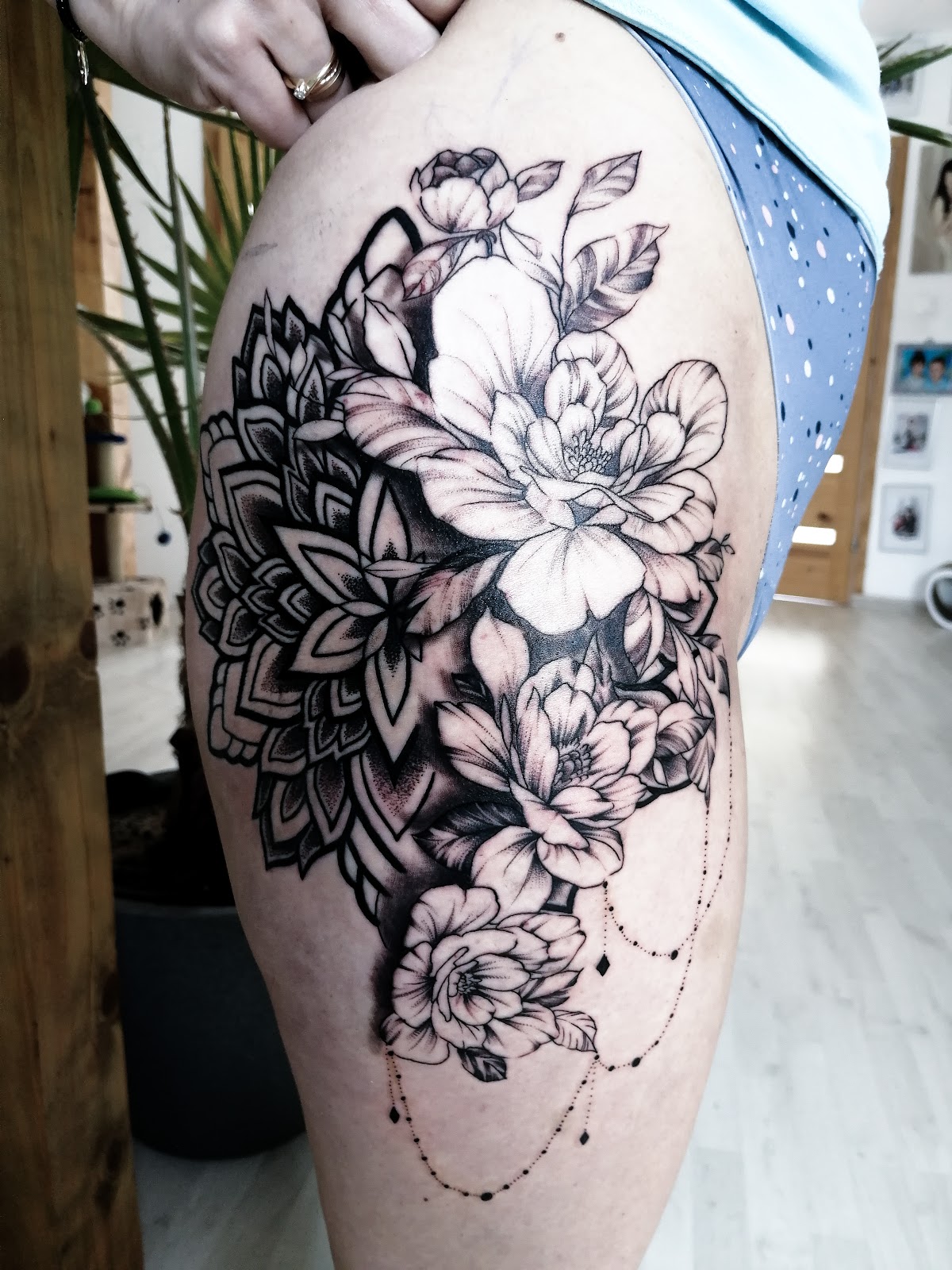 Tatuaż mandali i piwonii - Amavi Tattoo Studio Zduńska Wola